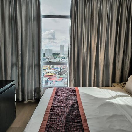 Meritz Hotel Miri Bagian luar foto