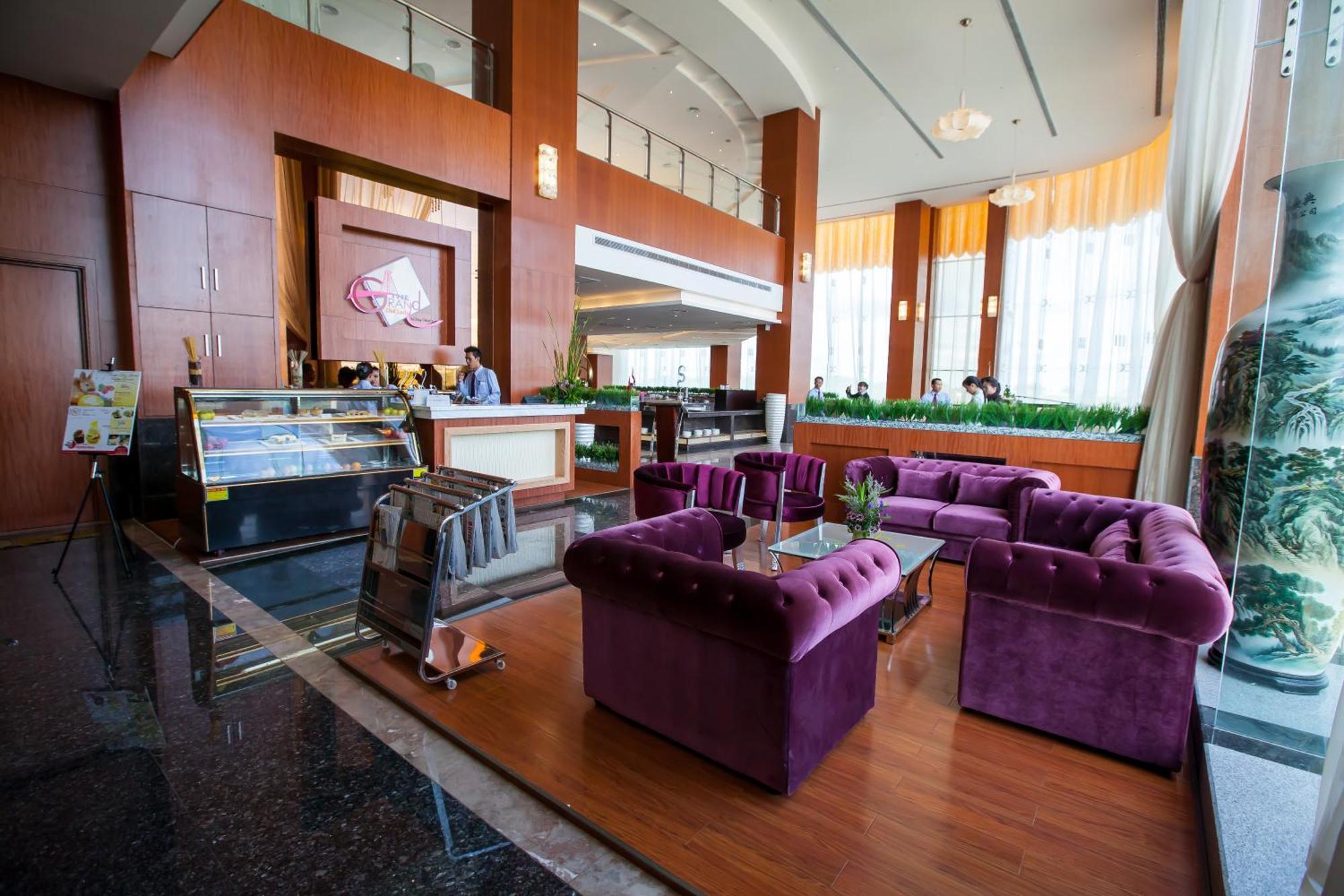 Meritz Hotel Miri Bagian luar foto