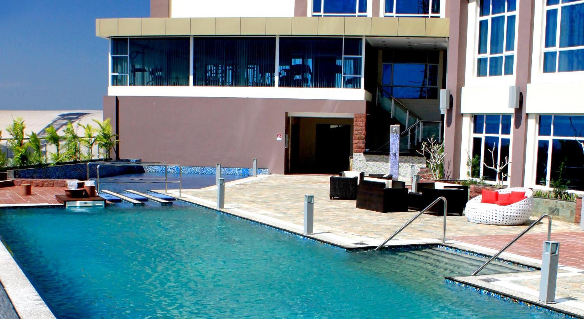 Meritz Hotel Miri Bagian luar foto