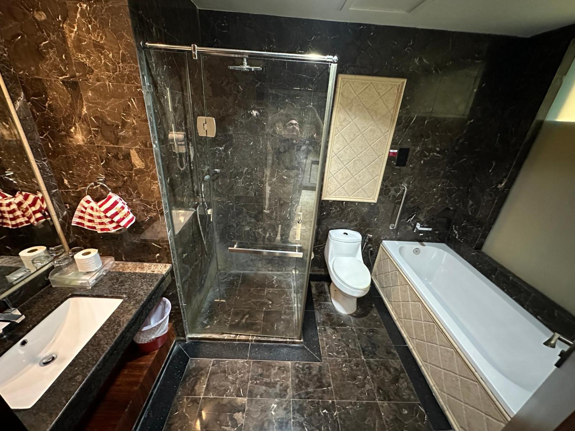 Meritz Hotel Miri Bagian luar foto