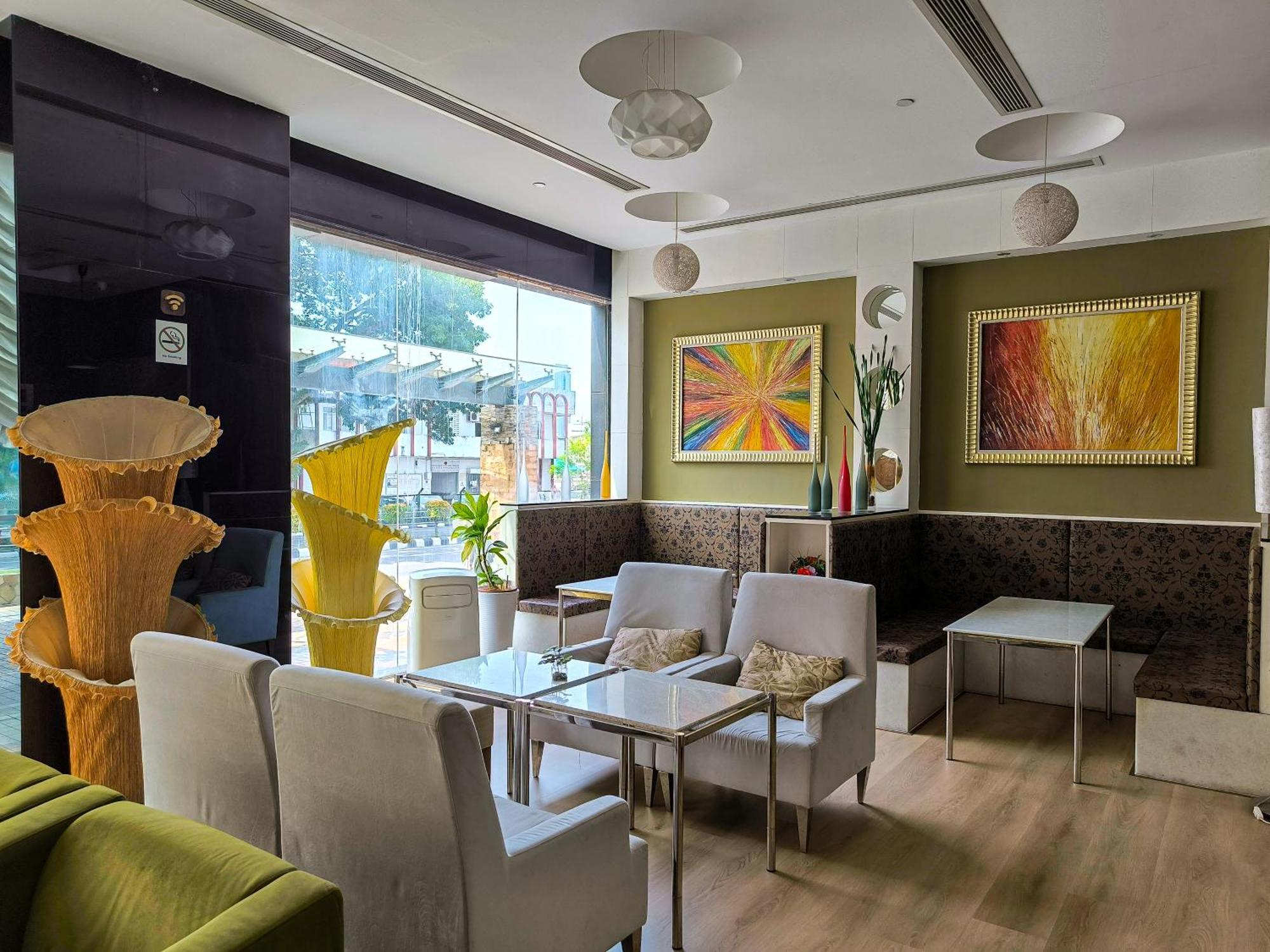 Meritz Hotel Miri Bagian luar foto