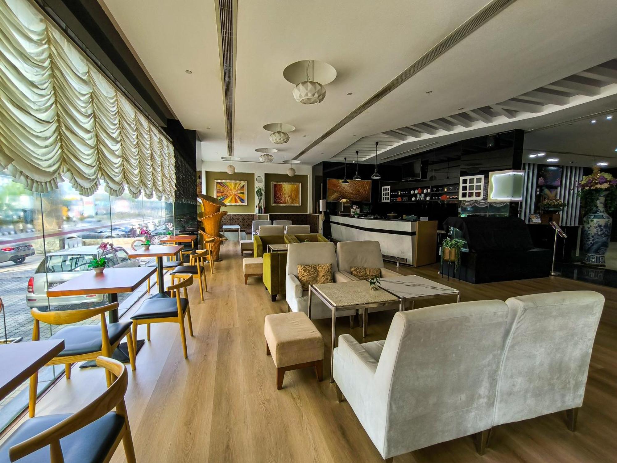 Meritz Hotel Miri Bagian luar foto