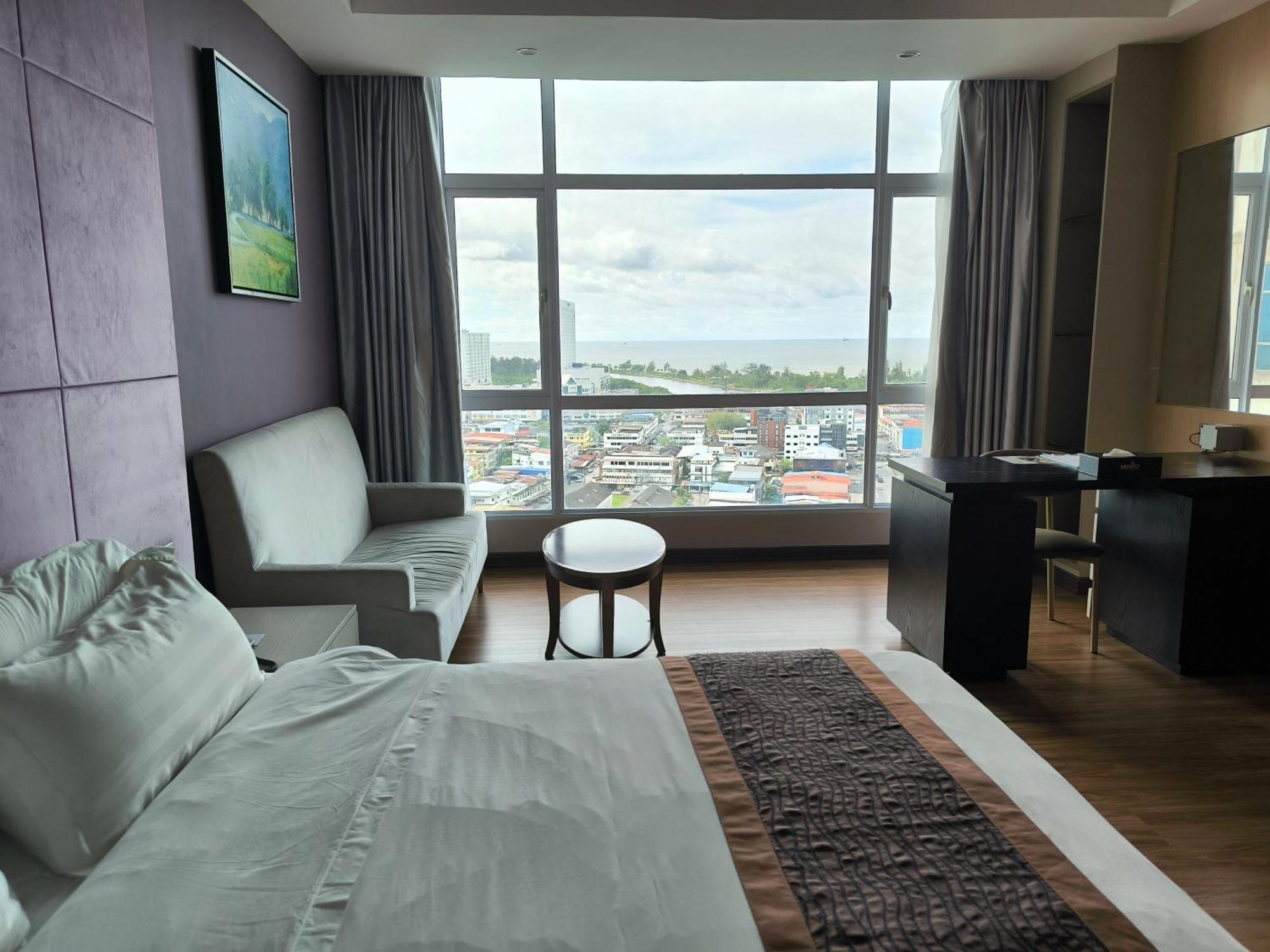 Meritz Hotel Miri Bagian luar foto