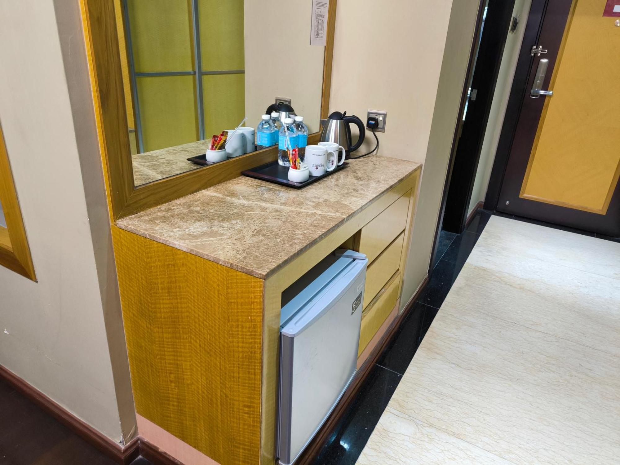Meritz Hotel Miri Bagian luar foto
