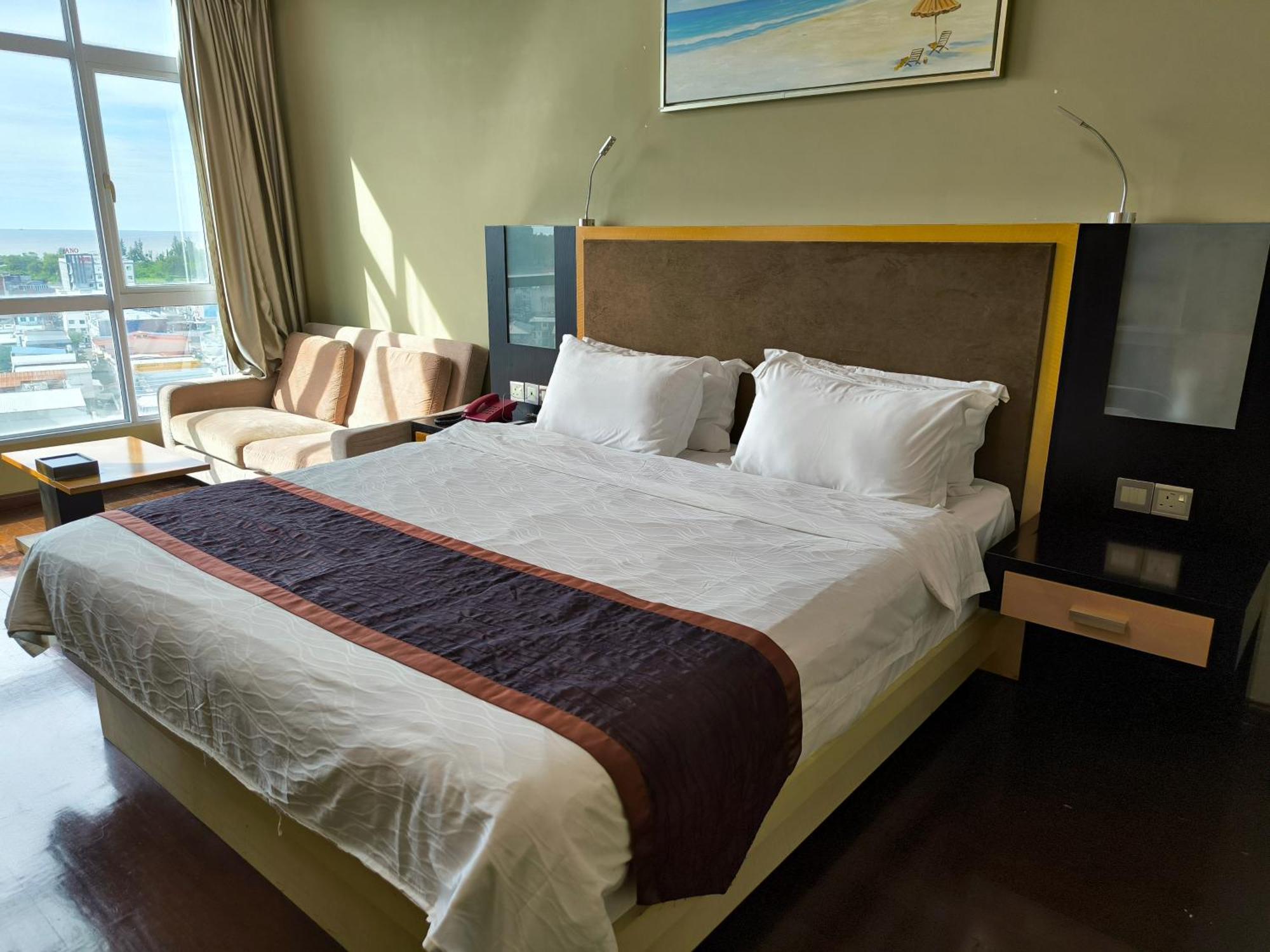 Meritz Hotel Miri Bagian luar foto