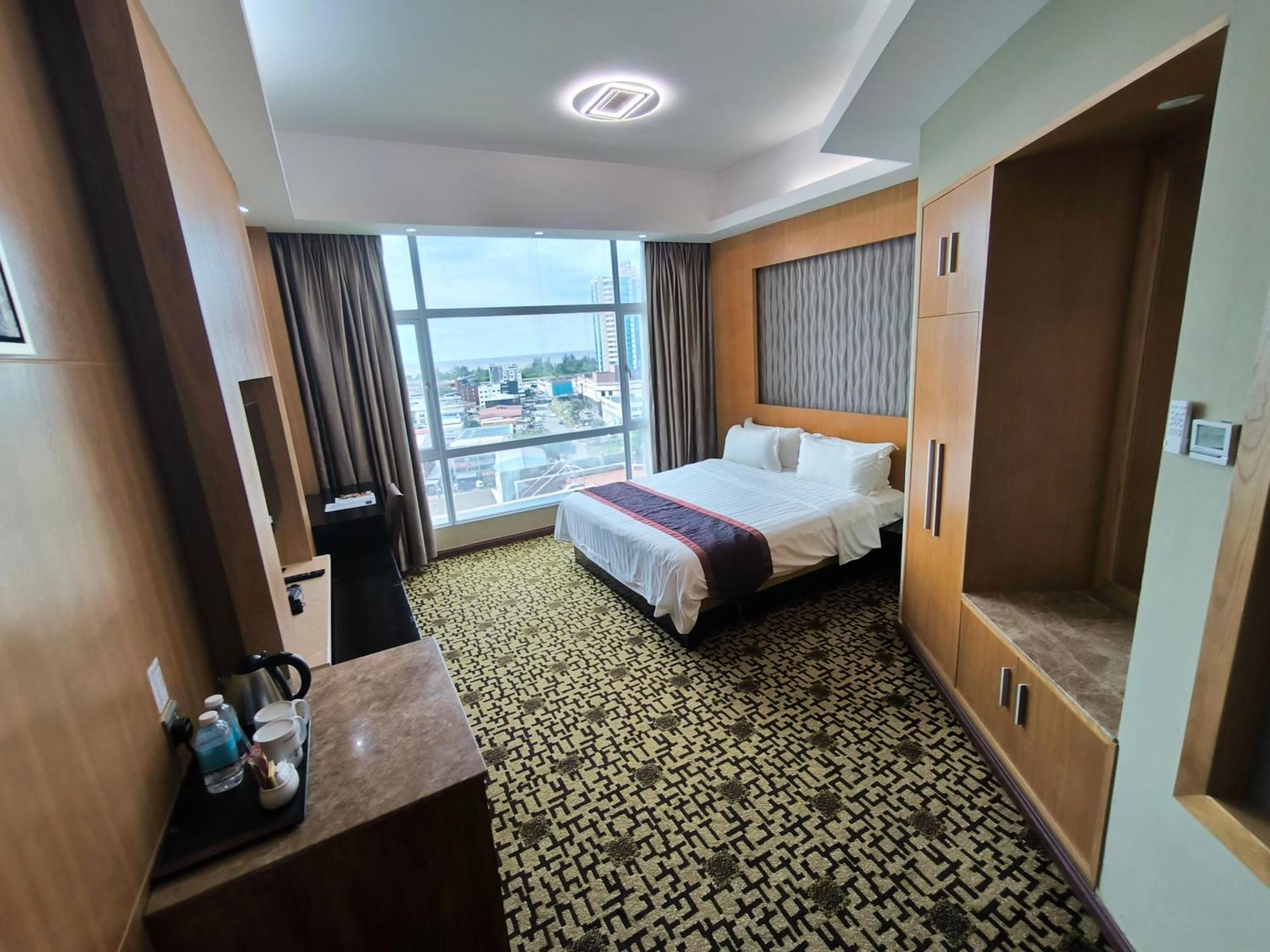Meritz Hotel Miri Bagian luar foto