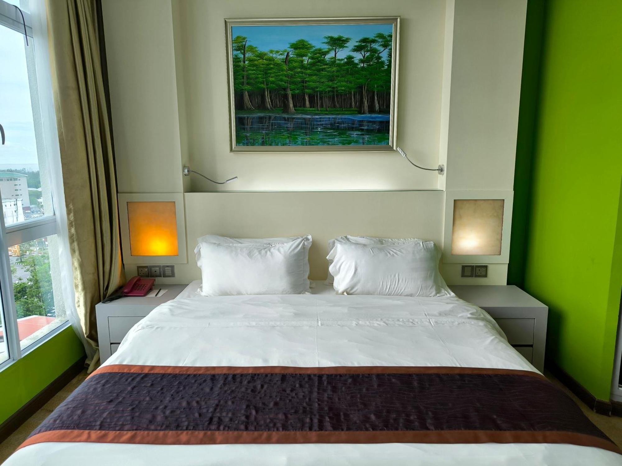 Meritz Hotel Miri Bagian luar foto