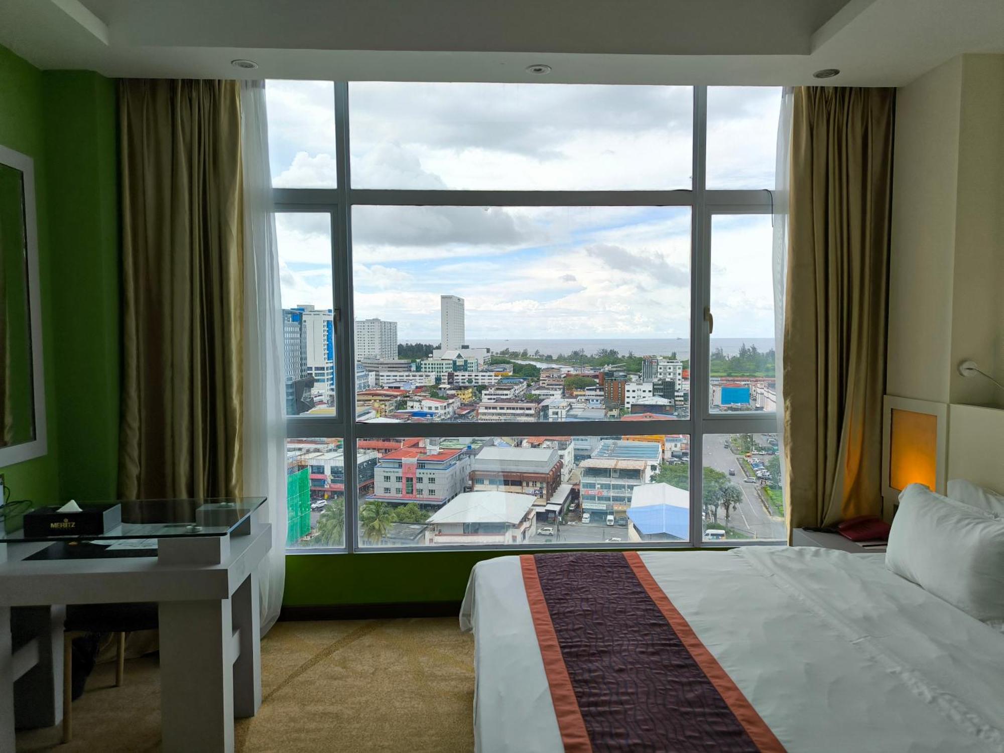 Meritz Hotel Miri Bagian luar foto