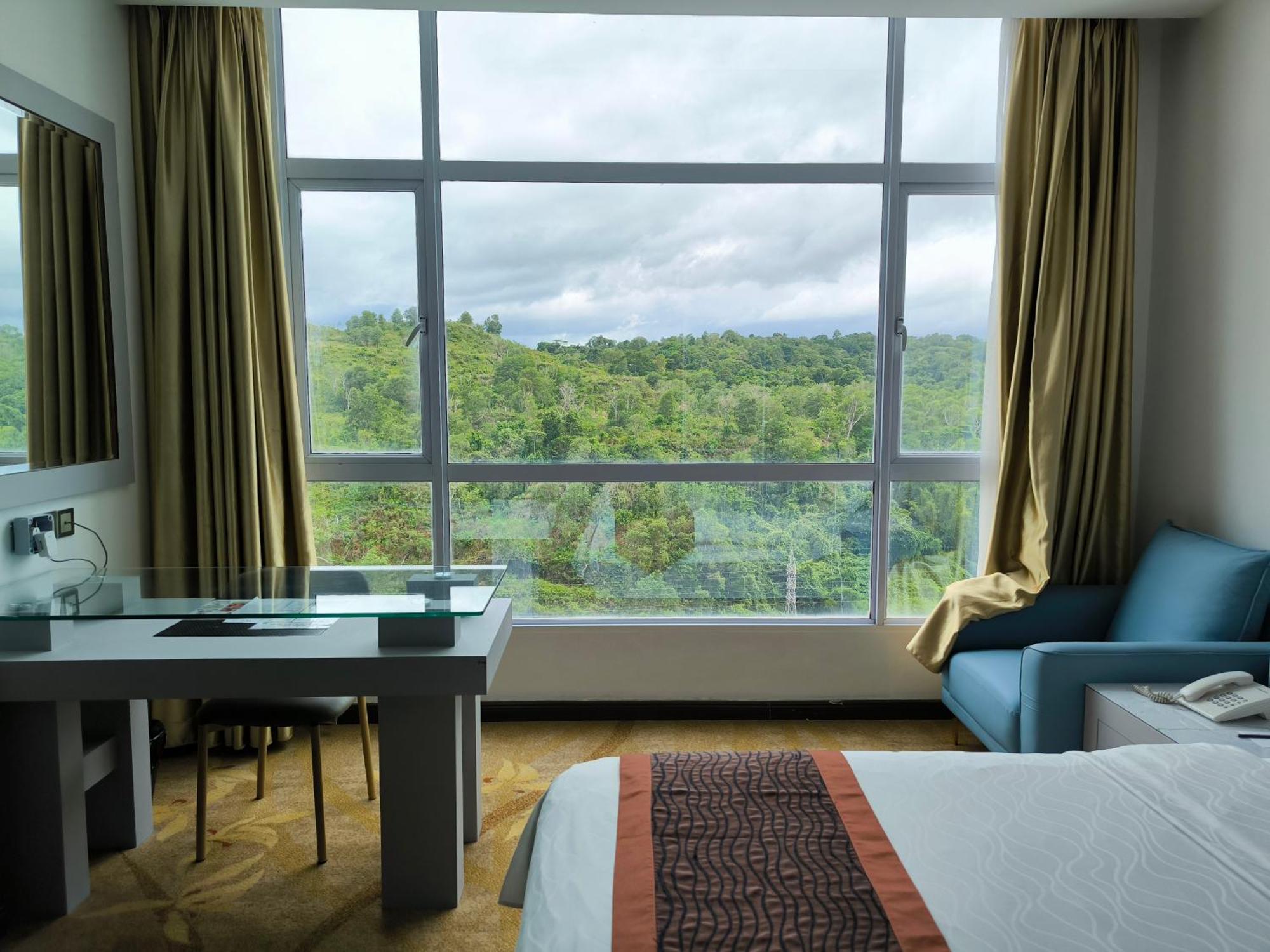 Meritz Hotel Miri Bagian luar foto