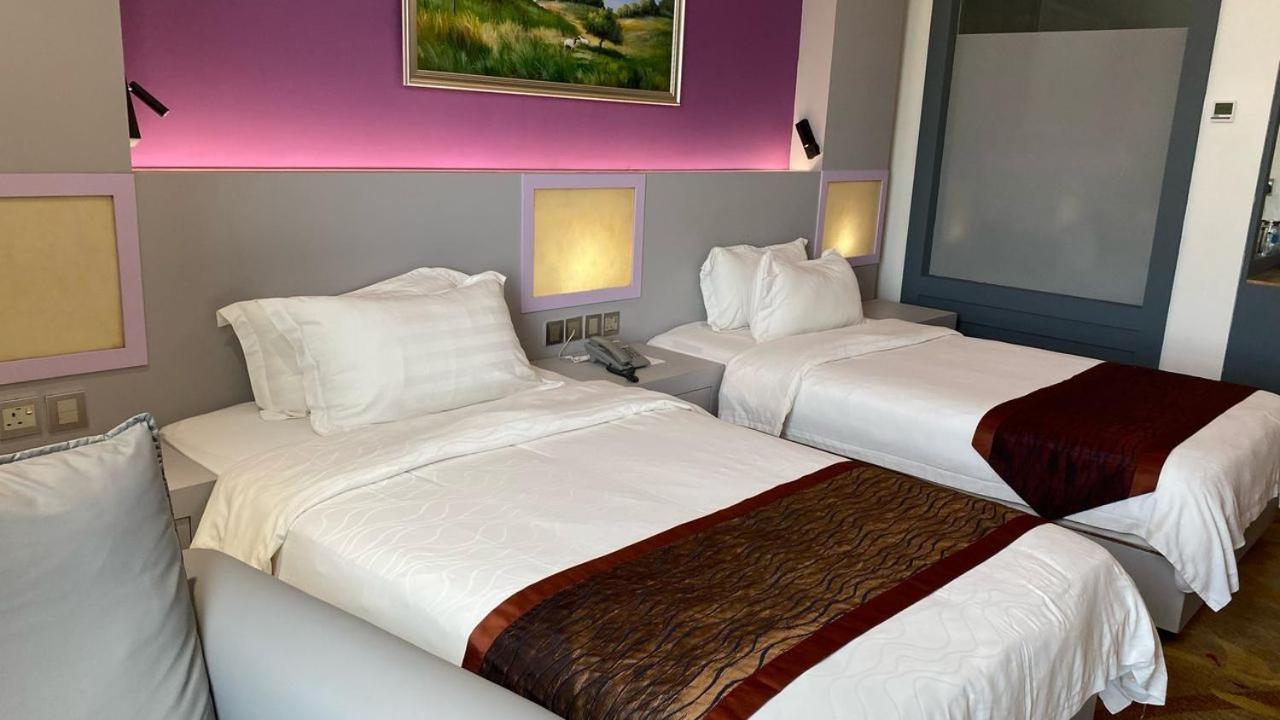 Meritz Hotel Miri Bagian luar foto