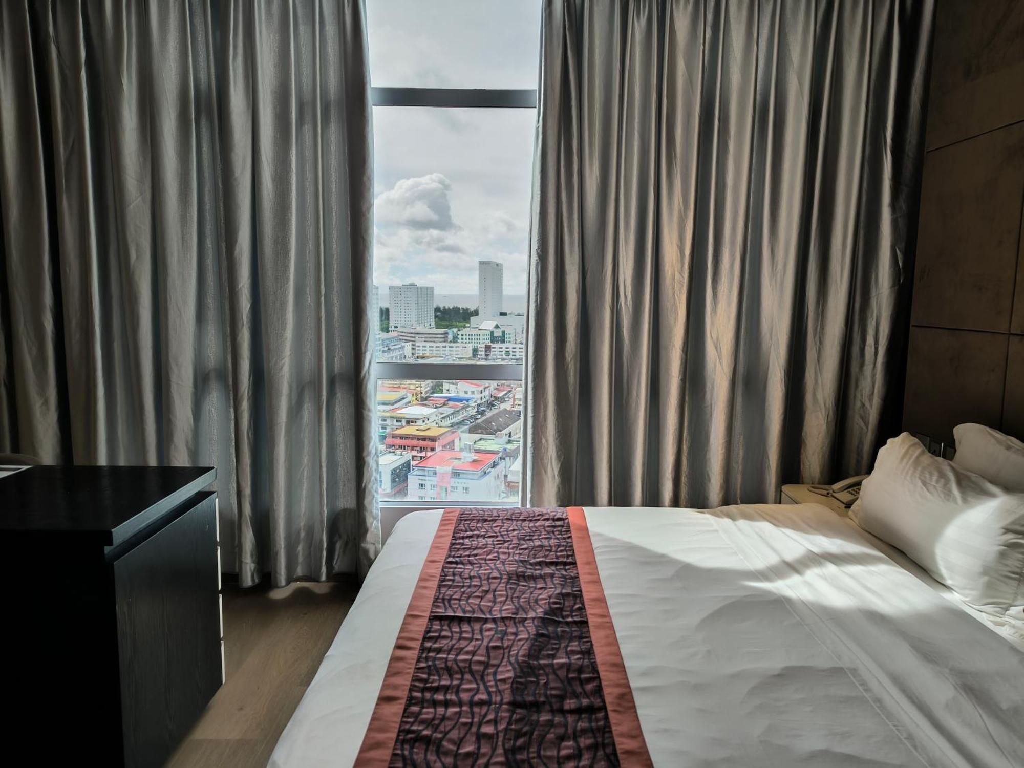 Meritz Hotel Miri Bagian luar foto