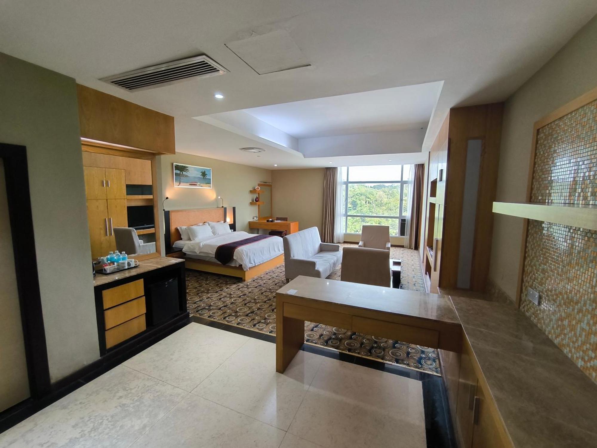 Meritz Hotel Miri Bagian luar foto
