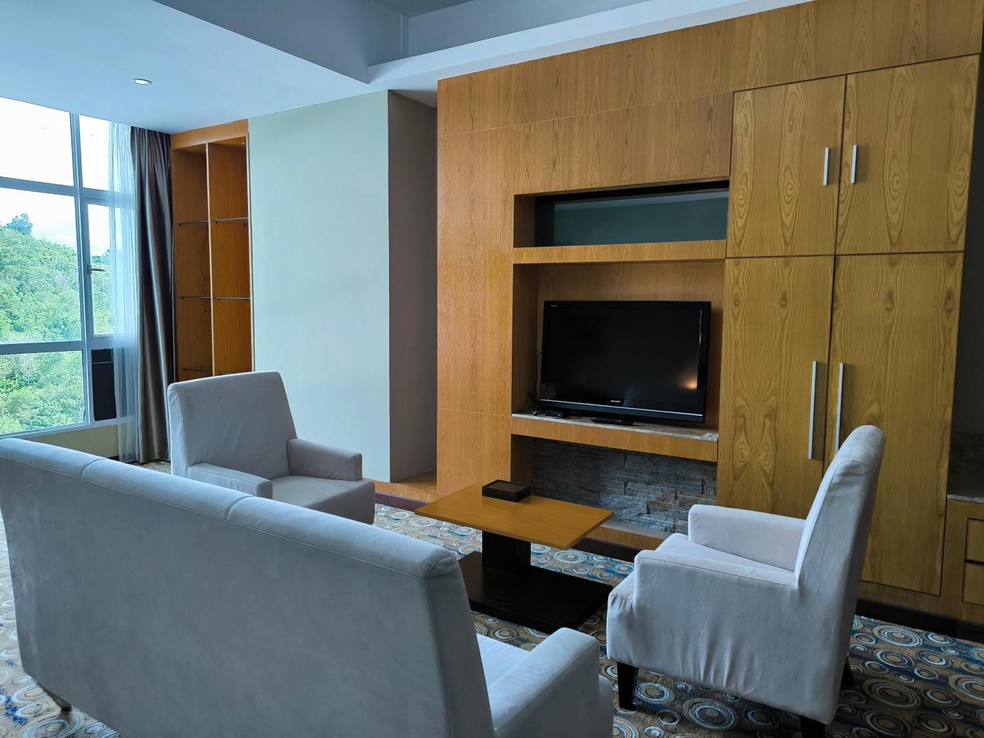 Meritz Hotel Miri Bagian luar foto